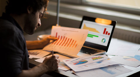 Gráfico digital de estatísticas financeiras sobre literacia financeira