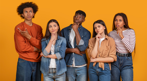 Grupo de cinco jovens a posar de forma pensativa