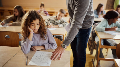 Aluna preocupada com teste surpresa na escola e notas escolares baixas