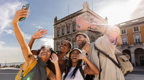 Família de turistas a tirar uma selfie em Lisboa durante as férias de verão em Portugal 