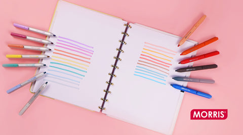 caderno aberto com folhas brancas e linhas de sublinhadores coloridos