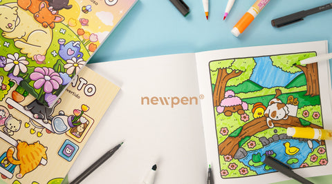 Livros de colorir pintados e marcadores para colorir