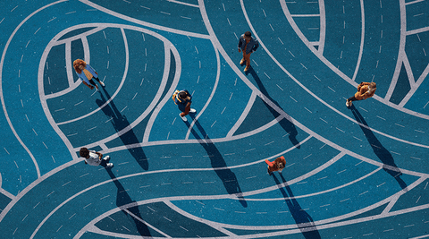 Jovens vistos de cima em estradas pintadas diferentes, simbolizando caminhos alternativos após não entrar na faculdade