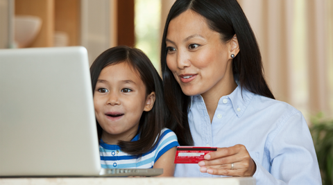 2-	Mãe e filha a fazer compras de material escolar online