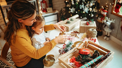 mãe e filha a fazer presentes de Natal didáticos em casa