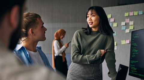 Jovens profissionais a colaborar num ambiente de trabalho ligado às profissões do futuro 