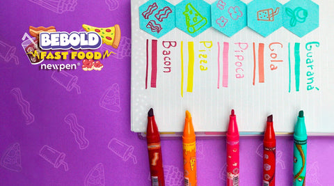 sublinhadores de fast food coloridos e escritos num caderno