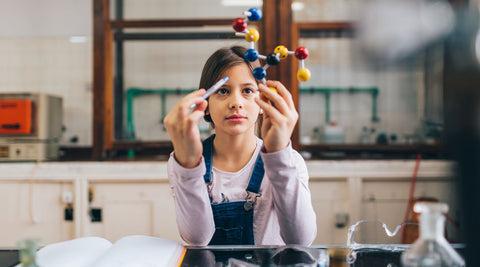 Aluna do ensino básico a explorar coisas novas no laboratório