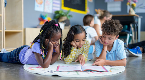 Alunos a colaborar numa atividade escolar que promove diferentes formas de aprendizagem 