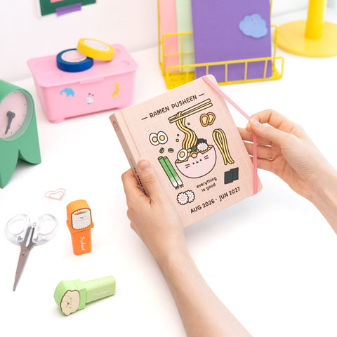 Agenda Diária 2026-27 M - Pusheen Sushi