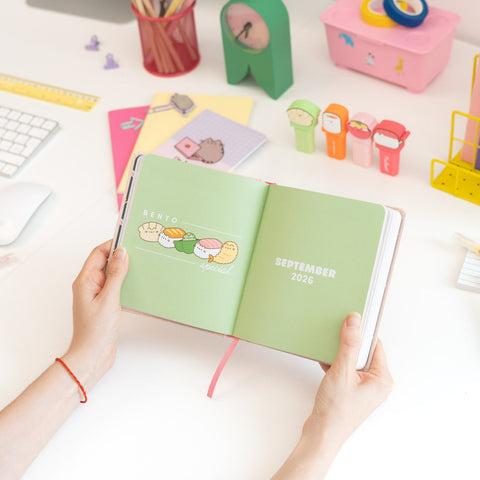 Agenda Diária 2026-27 M - Pusheen Sushi